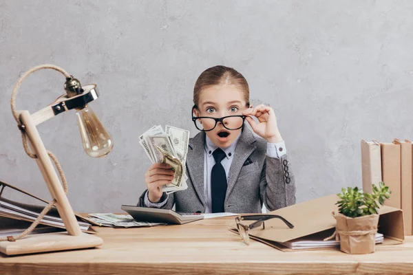 Shocked kid with money — Stock Photo