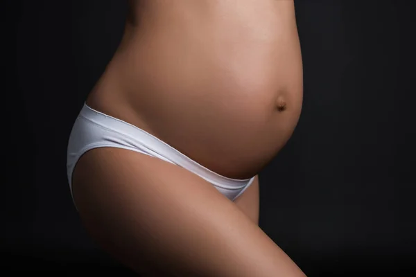 Vientre de la mujer embarazada - foto de stock