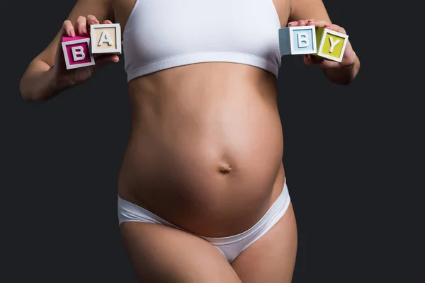 Femme enceinte avec mot bébé — Photo de stock