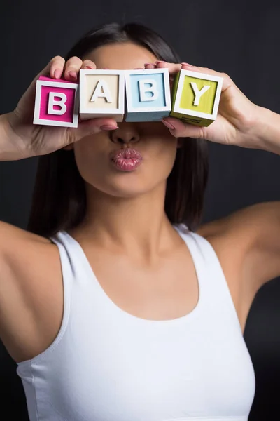 Mulher com palavra de bebê — Fotografia de Stock