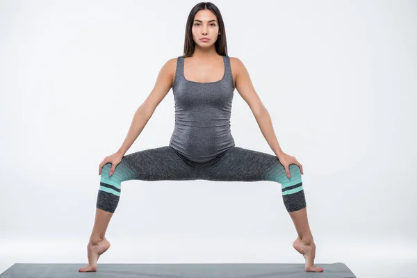 Schwangere praktiziert Yoga — Stockfoto