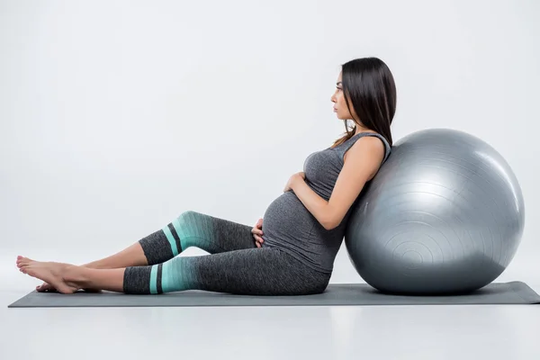 Femme enceinte avec balle de fitness — Photo de stock