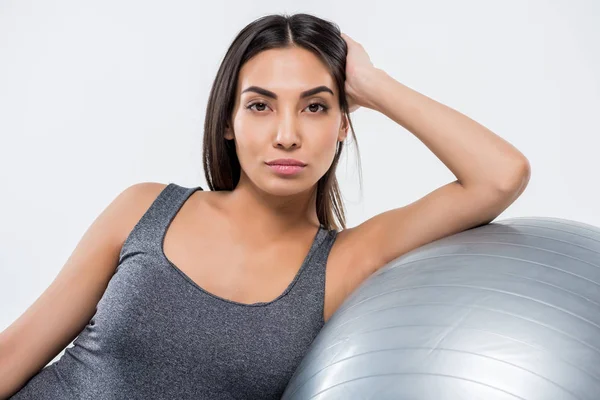 Mujer con pelota de fitness - foto de stock