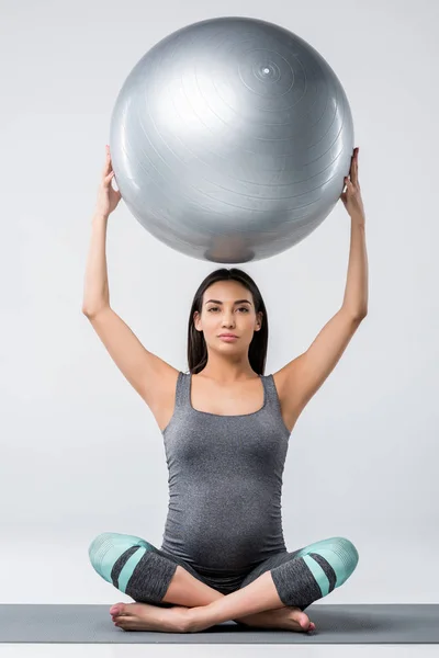 Mujer embarazada con pelota de fitness - foto de stock