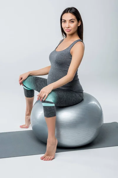 Femme enceinte sur balle de remise en forme — Photo de stock