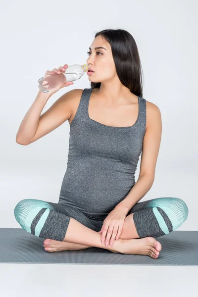 Donna incinta bere acqua — Foto stock