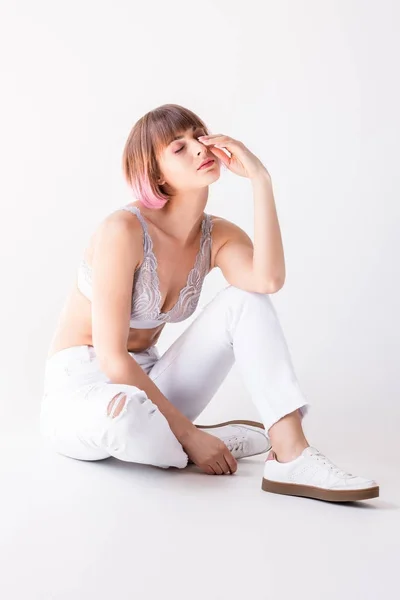 Mujer cansada sentada en el suelo - foto de stock