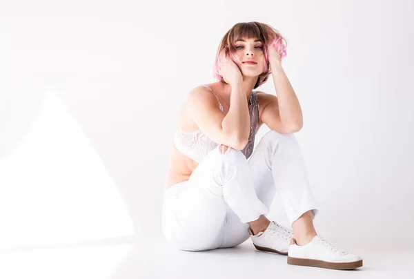 Donna con i capelli rosa seduta sul pavimento — Foto stock