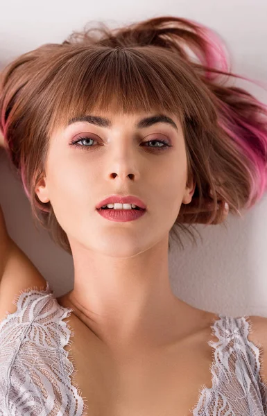 Mujer joven con el pelo rosa - foto de stock