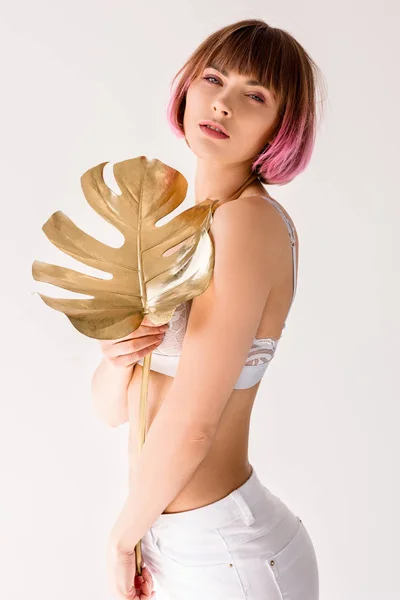 Mujer posando con hoja dorada - foto de stock