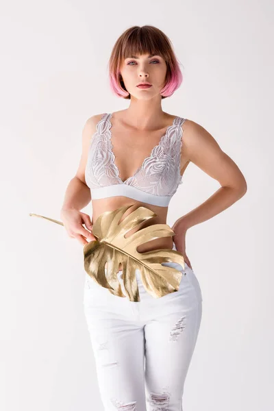 Mujer posando con hoja de palma dorada - foto de stock