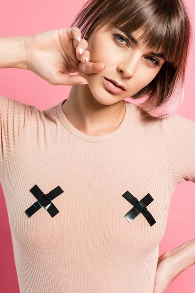 Donna alla moda con i capelli rosa — Foto stock