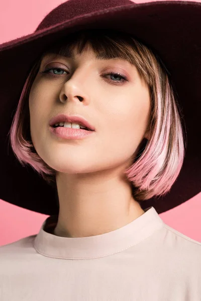 Young woman in wide-brimmed hat — Stock Photo