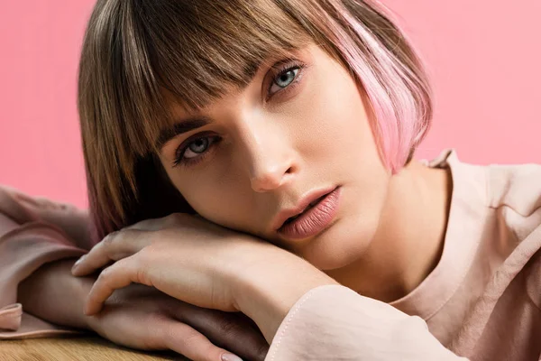 Jeune femme aux cheveux roses — Photo de stock