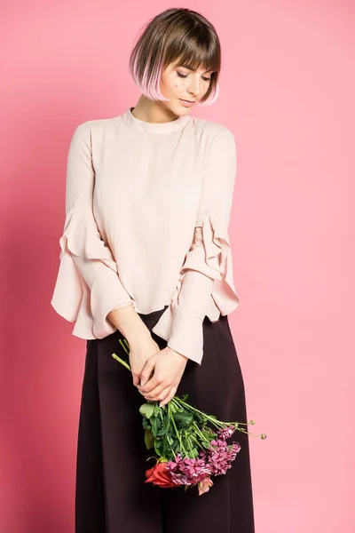 Mulher na moda segurando flores — Fotografia de Stock