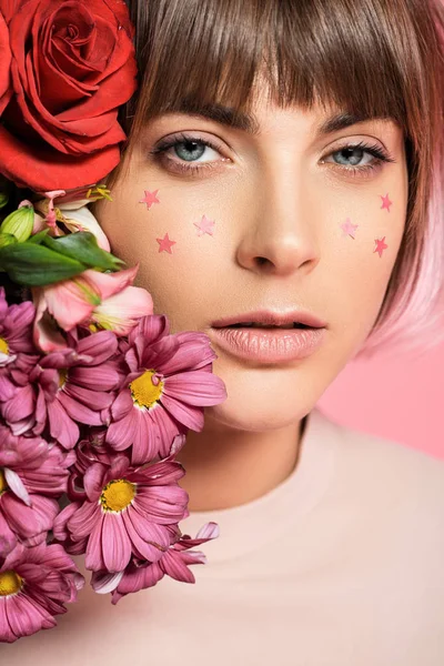 Mulher com estrelas no rosto posando com flores — Fotografia de Stock