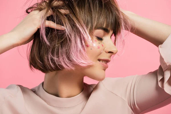 Mujer con maquillaje de fiesta y cabello rosa - foto de stock