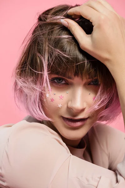 Donna con trucco partito e capelli rosa — Foto stock