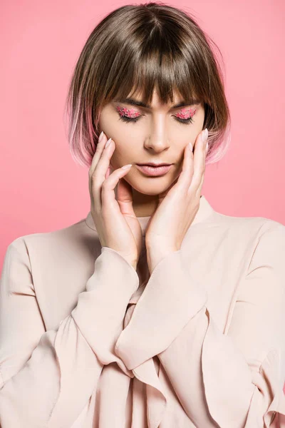 Frau mit trendigem Make-up und rosa Haaren — Stockfoto