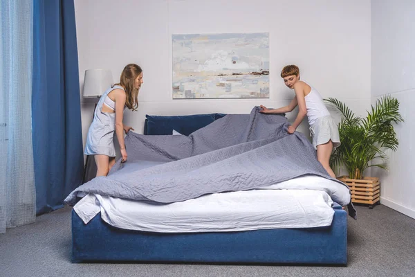 Лесбіянка пара покриває ліжко вранці — стокове фото