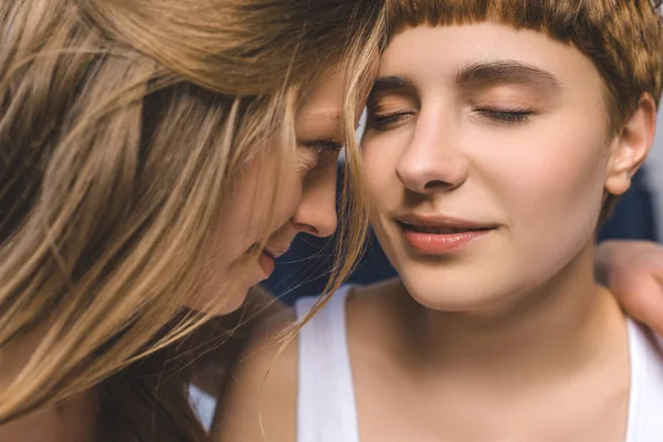 Primo piano caldo di attraente coccole coppia lesbica — Foto stock