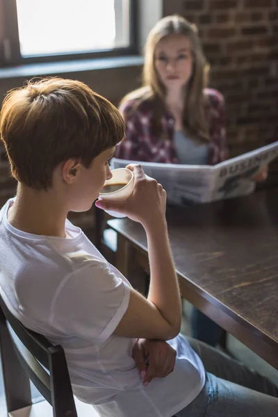 Frauen lesen morgens Zeitung und trinken Kaffee in der Küche — Stockfoto