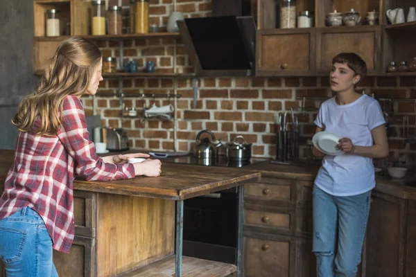 Молодые женщины разговаривают на кухне по утрам — стоковое фото