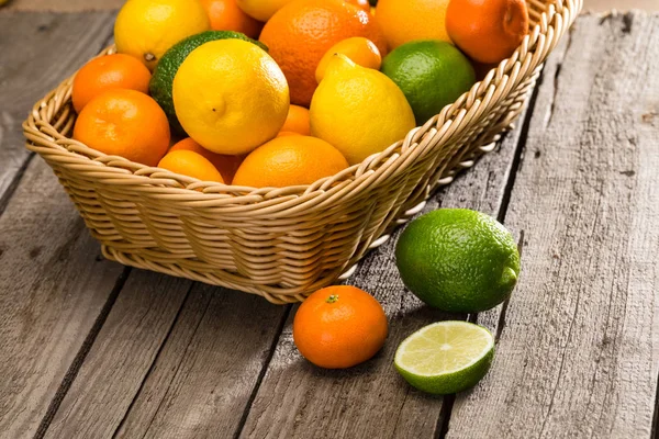 Citrus fruits in basket — Stock Photo, Image