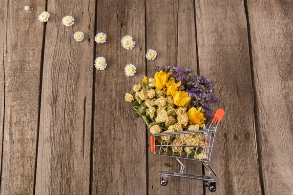 Bloemen in het winkelwagentje — Stockfoto