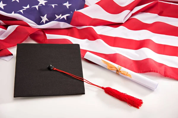Graduation mortarboard and diploma — Stock Photo, Image