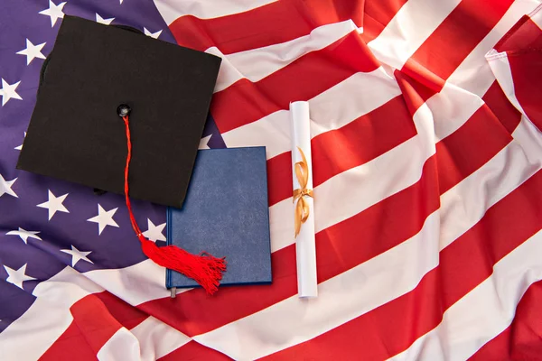 Graduation mortarboard and diploma — Stock Photo, Image