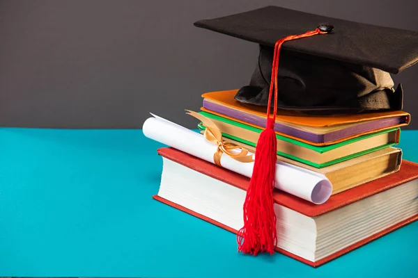 Livros, diploma e gorro de graduação — Fotografia de Stock