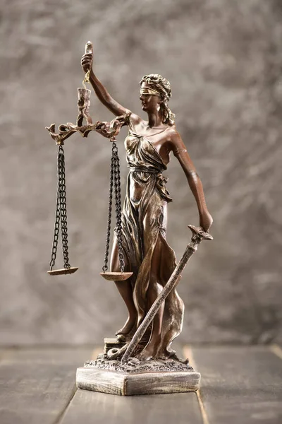 Statue der Frauengerechtigkeit — Stockfoto