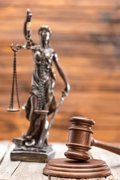 Statue of lady justice and mallet — Stock Photo, Image