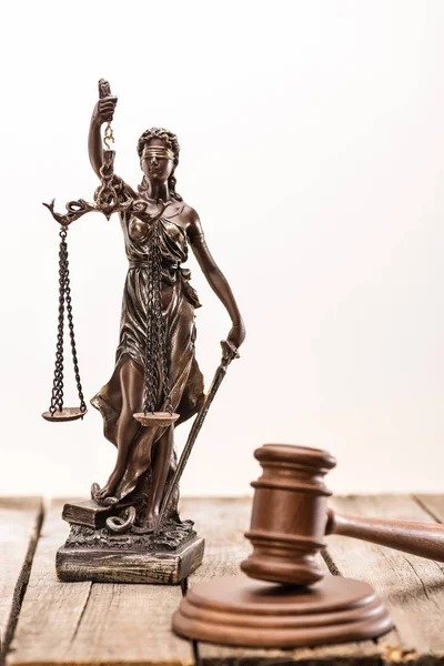 Статуя леди-правосудия и молотка — стоковое фото