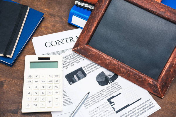 Контракт и калькулятор на рабочем месте
