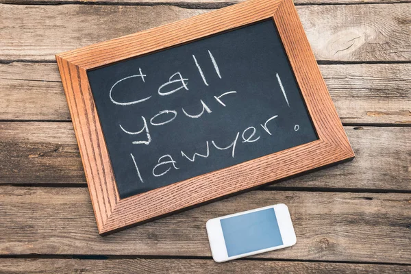 Smartphone ve kara tahta ahşap çerçeve 