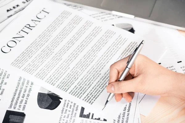 Businesswoman signing contract — Stok fotoğraf