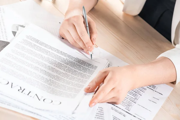 Businesswoman signing contract — Stock Photo, Image