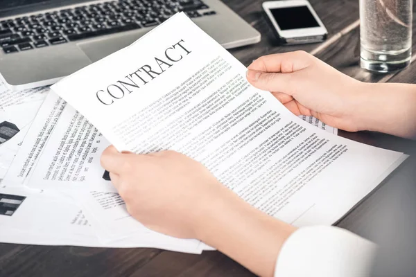 Mujer de negocios con documentos de contrato — Foto de Stock