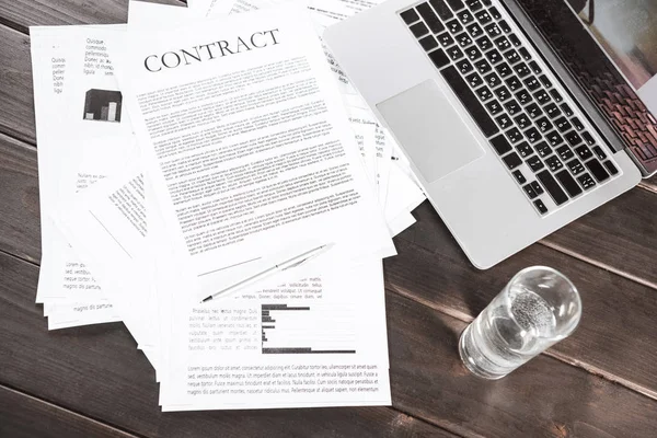 Dokumen kontrak dan laptop — Stok Foto