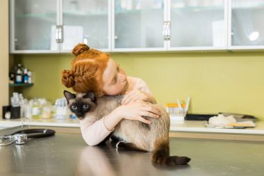 Kız kucaklamak kedisini veteriner Kliniği