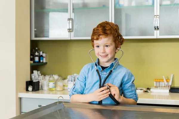 Niño con estetoscopio en la clínica — Foto de stock gratis