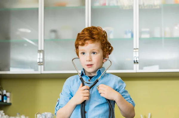 Garçon avec stéthoscope à la clinique — Photo