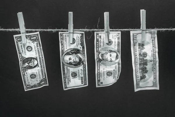 Долларовые банкноты висят на веревке — стоковое фото
