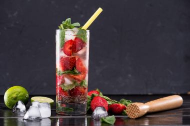buz küpleri ile çilek limonata