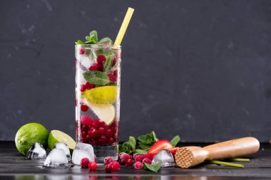 buz küpleri ile kızılcık limonata