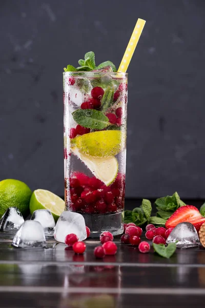 Limonada de cranberry com cubos de gelo — Fotografia de Stock