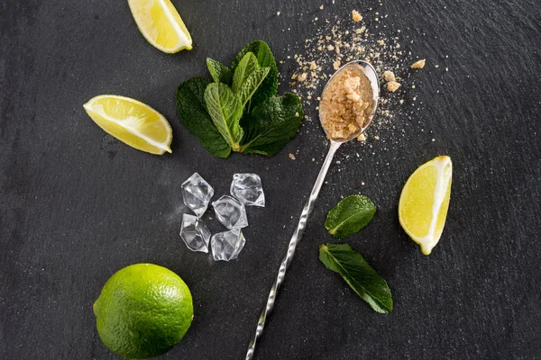 Rodajas de lima con menta y mezclar cuchara — Foto de Stock