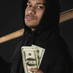 Ladrón con bate de béisbol y dinero